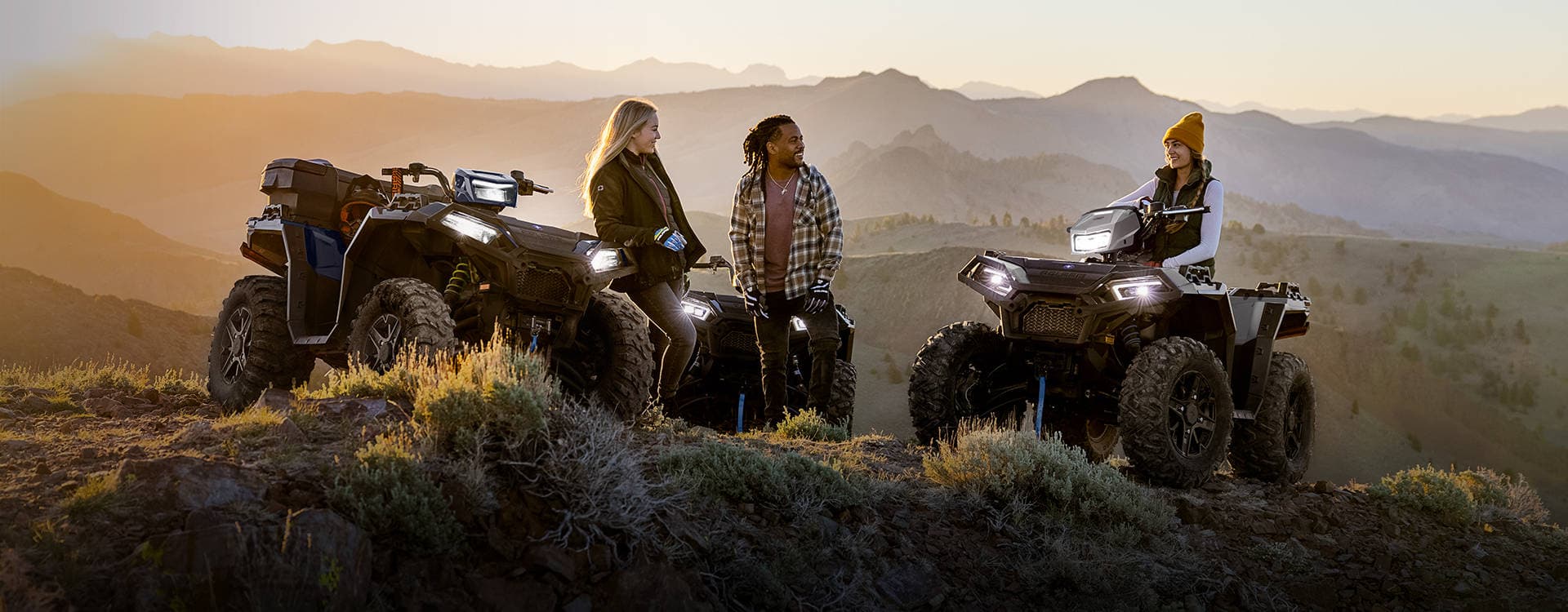 Квадроциклы Polaris Sportsman на закате в горах