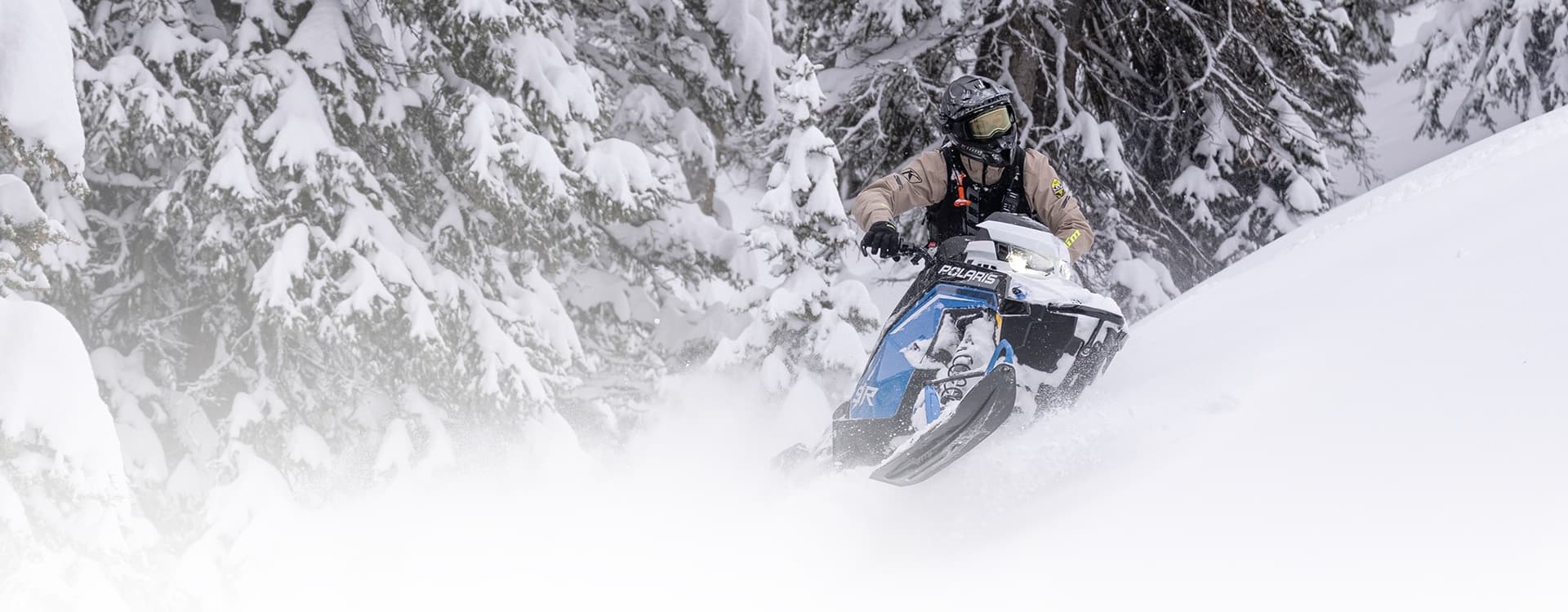 Снегоход Polaris RMK в глубоком снегу
